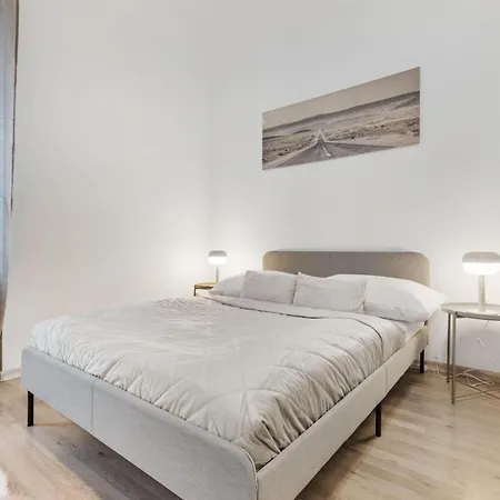 Center - Modern & Stylish *