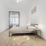 Center - Modern & Stylish *