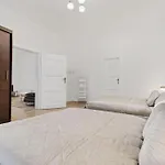 Center - Modern & Stylish *